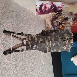 3for20🤍 Camo overall Shortalls Stretchy w/ Distressed Hem EUC